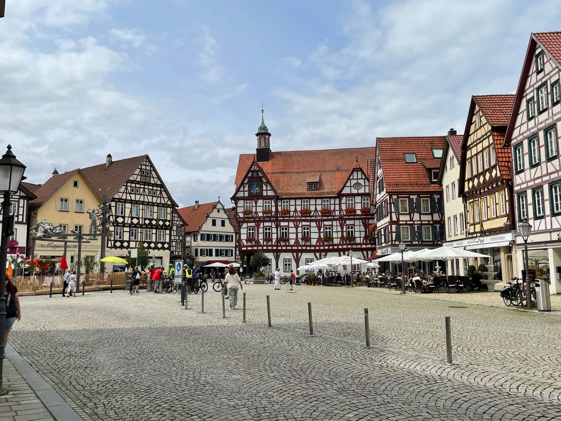 Historischer Marktplatz mit Fachwerkhäusern in Bad Urach