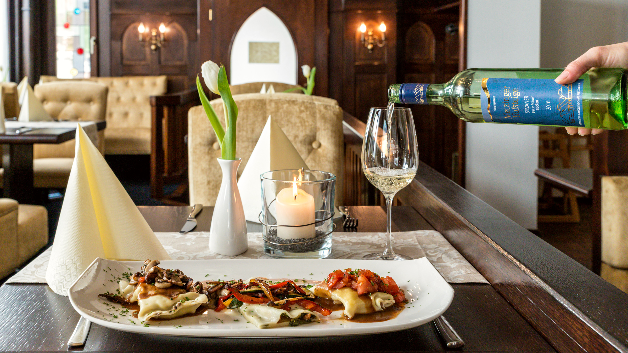 Wein und Atmosphäre in Karl’s Esszimmer