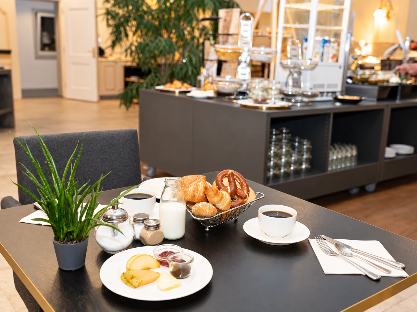 Gedeckter Frühstückstisch im Hotel