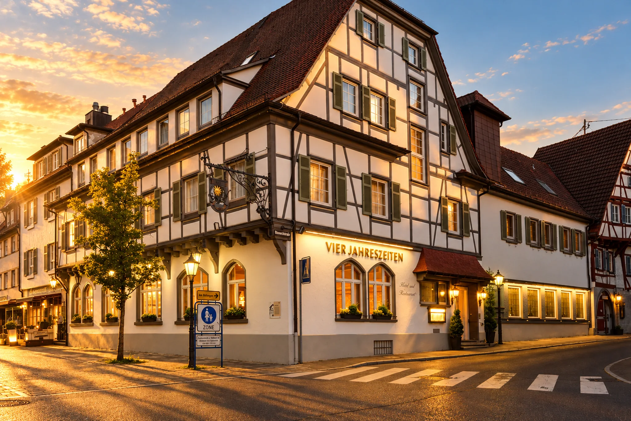 Beleuchtete Fachwerkfassade des Flair Hotels Vier Jahreszeiten in Bad Urach